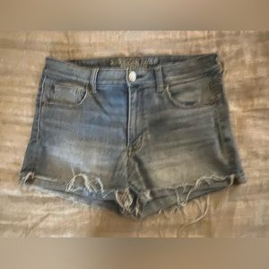 High rise distressed Jean shorts // American Eagle